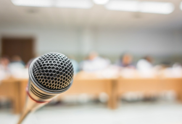 Immagine di microfono in sala