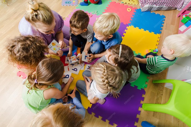 Bambini in cerchio che giocano