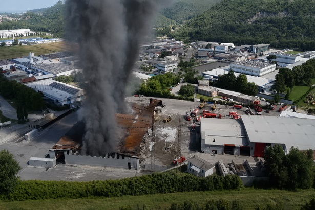 Incendio azienda con fumo