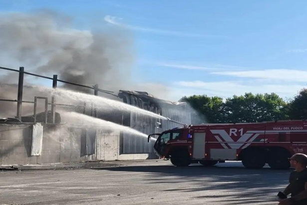Camion Vigili del Fuoco con acqua